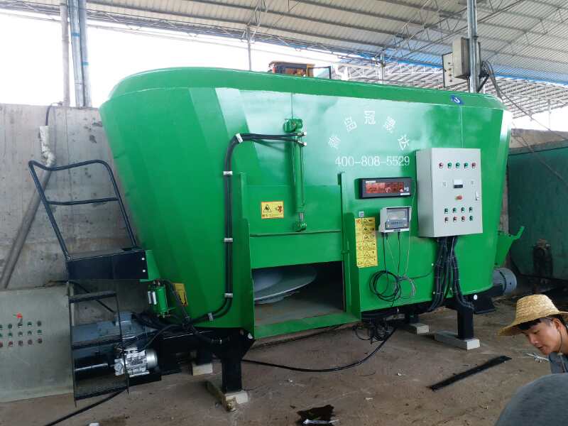 河南某公司購買固定式TMR攪拌機(jī) 河南某公司購買固定式TMR攪拌機(jī)