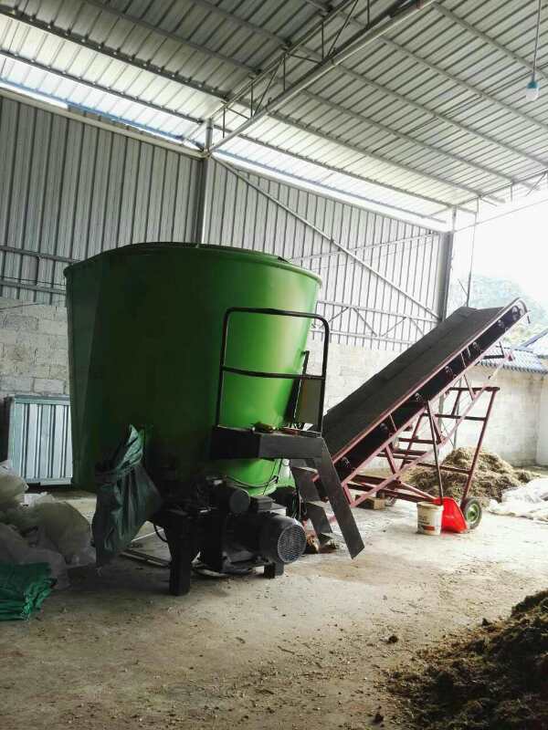 內(nèi)蒙古某公司購買牽引式TMR攪拌機(jī) 內(nèi)蒙古某公司購買牽引式TMR攪拌機(jī)