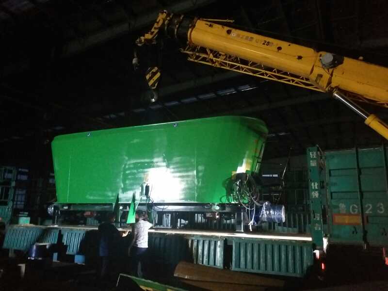 河南某公司購買固定式TMR攪拌機(jī) 河南某公司購買固定式TMR攪拌機(jī)